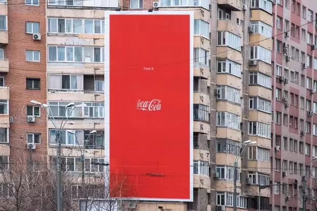 Outdoor da Coca-cola traz estilo minimalista